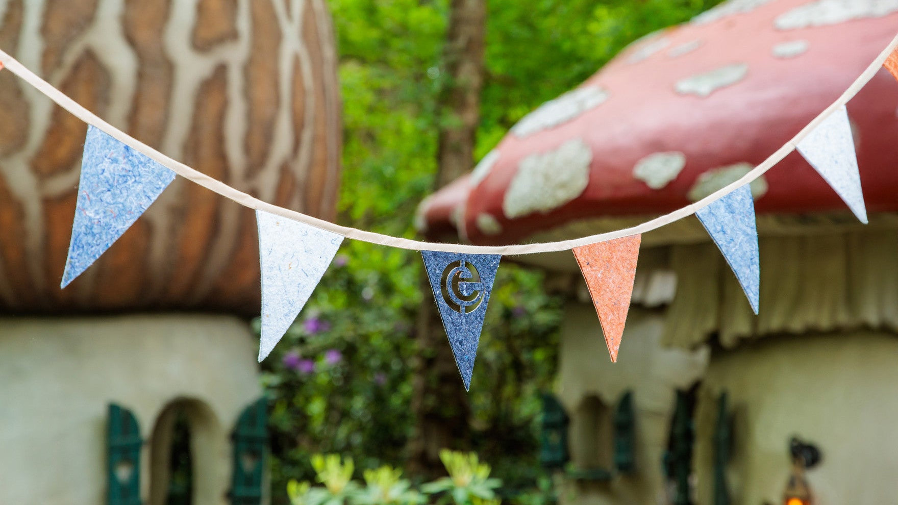 Efteling vlaggenlijn van gerecycled textiel door i-did