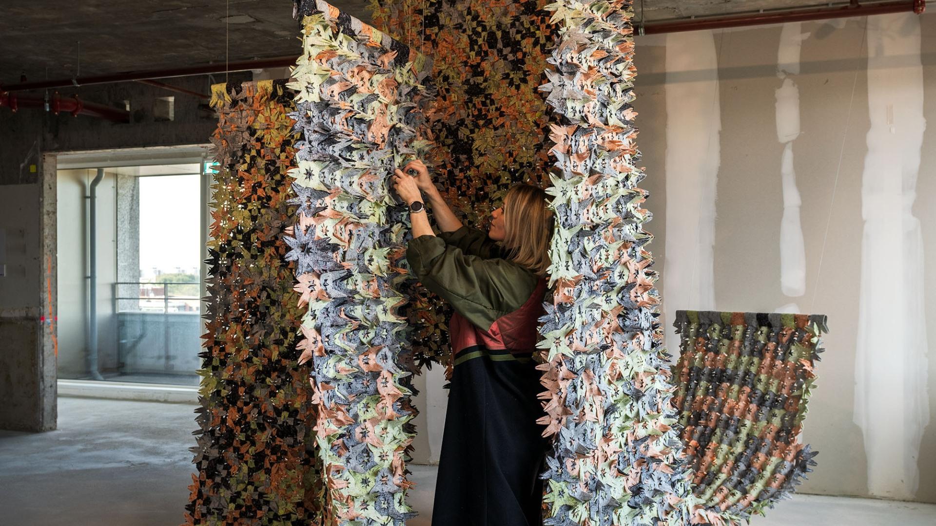 Iris Nijenhuis x i-did: innovatieve textielkunst met duurzaam vilt