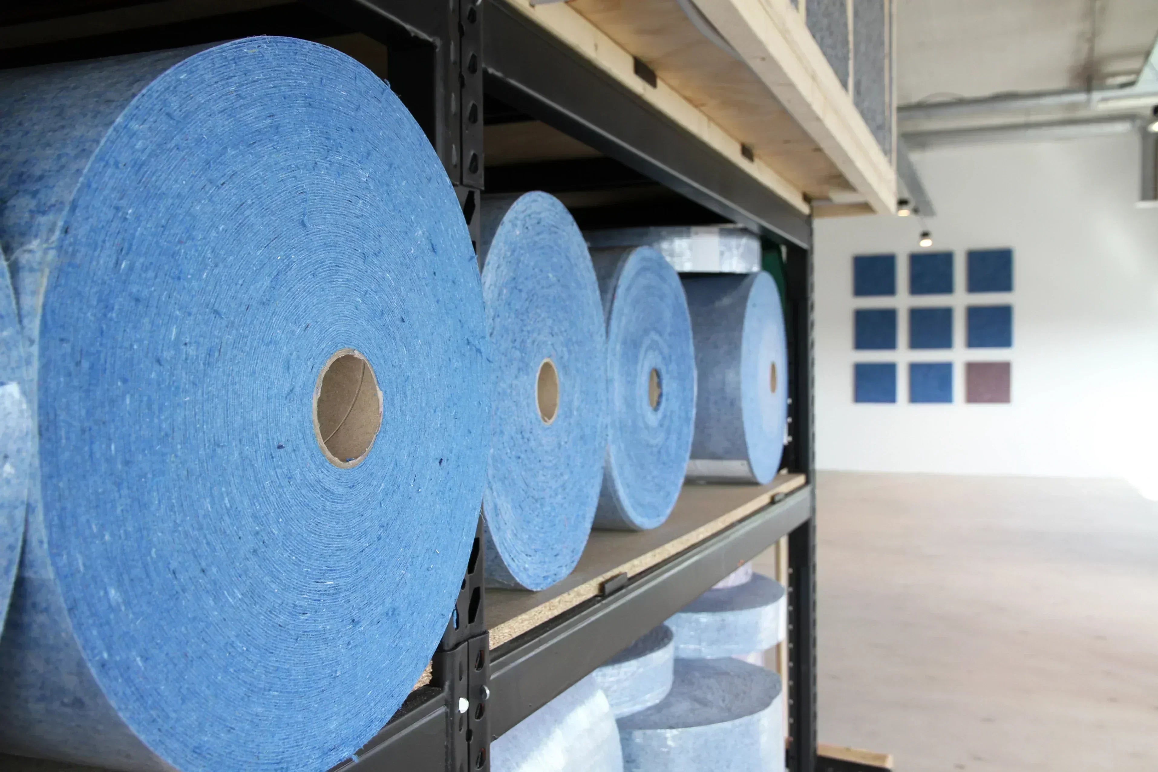 Binnenaanzicht van de i-did Factory waar gerecycled textiel wordt verwerkt tot nieuwe producten