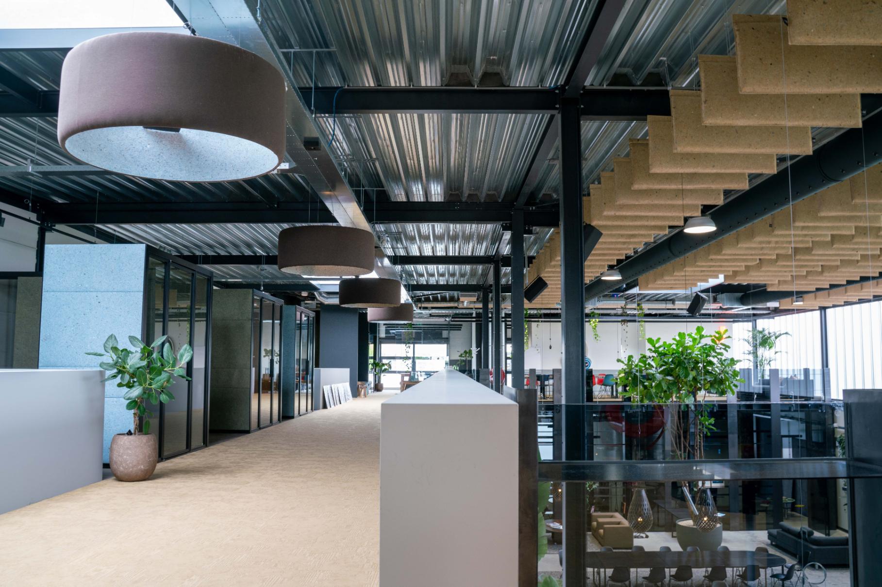 DHM-kantoor-akoestiek-baffles-lampenkappen-werkPODs-gerecycled-vilt-industrieel-duurzaam-tweede-leven